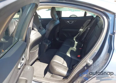 2024 Volvo S60 B5 Core Dark Theme z USA, uszkodzony, nr VIN 7JRL12FK9RG327436